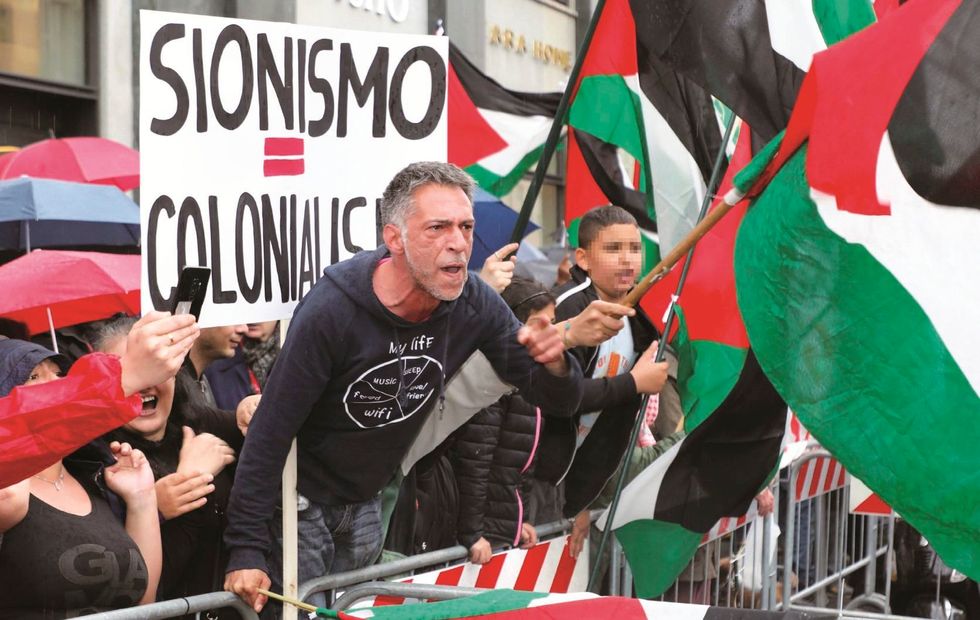 Ebrei offesi, bandiere rosse e «Bella ciao»: in piazza c’è l’eterno ritorno dell’identico