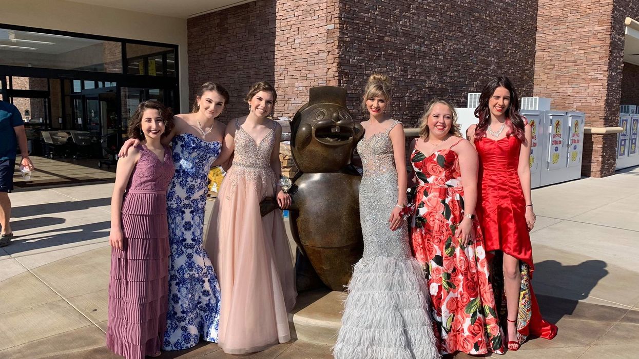 Texas teens take prom photos at Buc-ee's