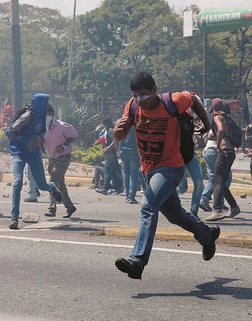 «L’esercito è con me». Guaidó scatena una nuova offensiva