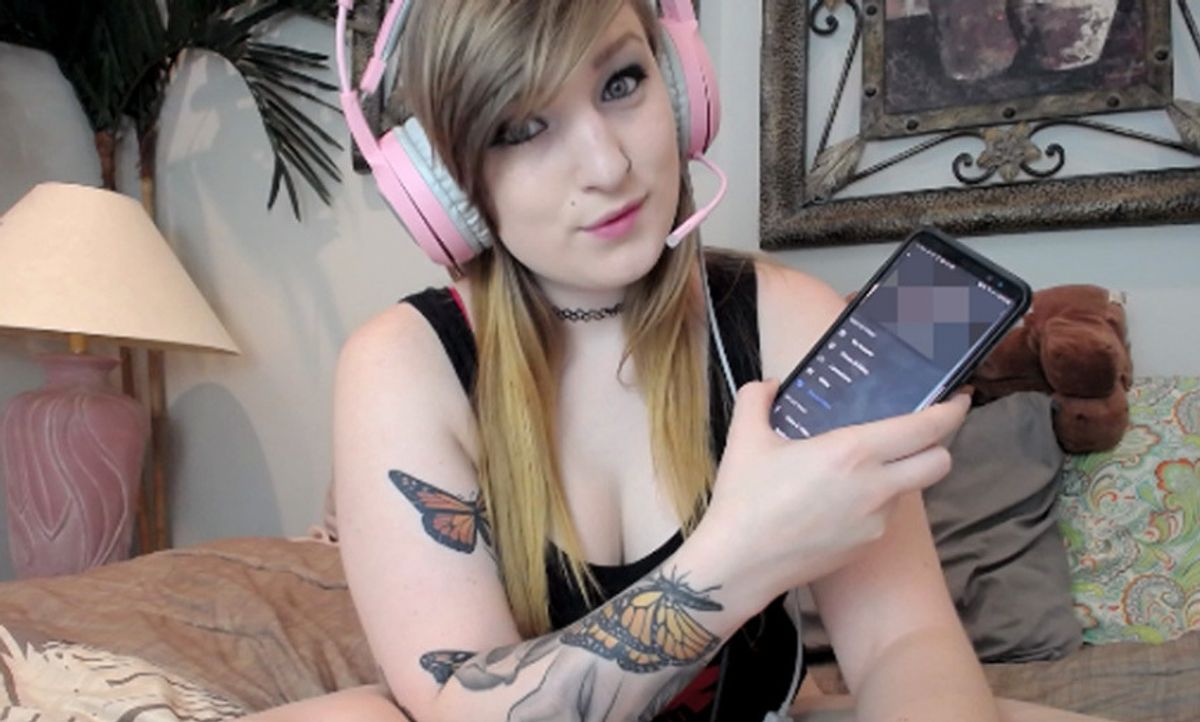 Webcam Model Makes A Massive Amount Of Money Each Month By Having Racy Sign Language Chats With Her Deaf Fans
