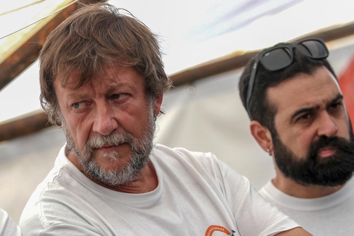 Sul taxi del mare di Casarini è salito anche un pretino