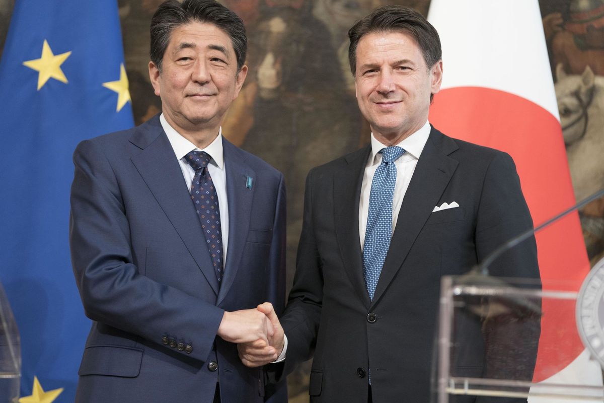 Tra i simboli, la spada e il gioiello parte la sfida del nuovo Giappone