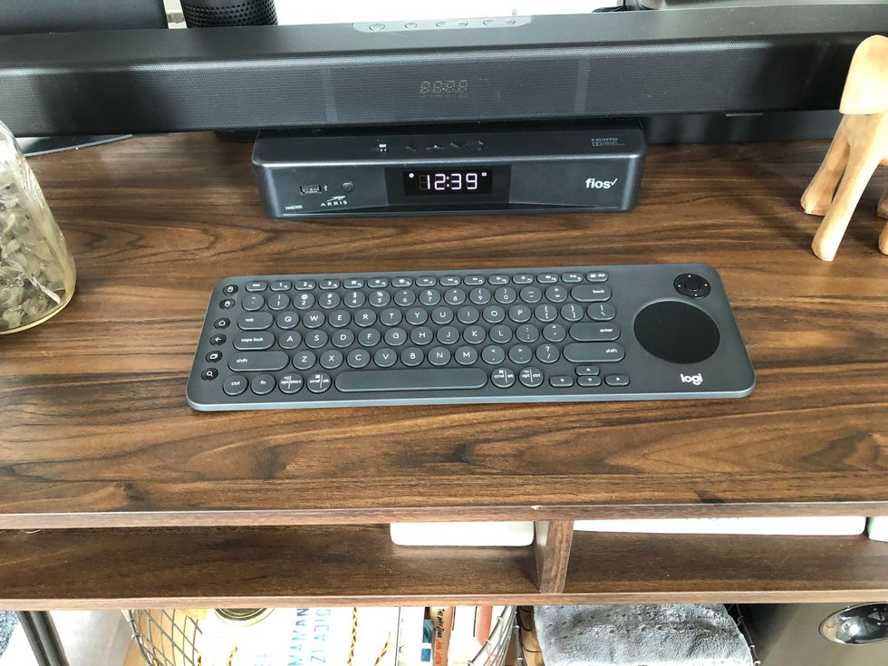 Photo of Logitech K600 keyboard next to a smart TV