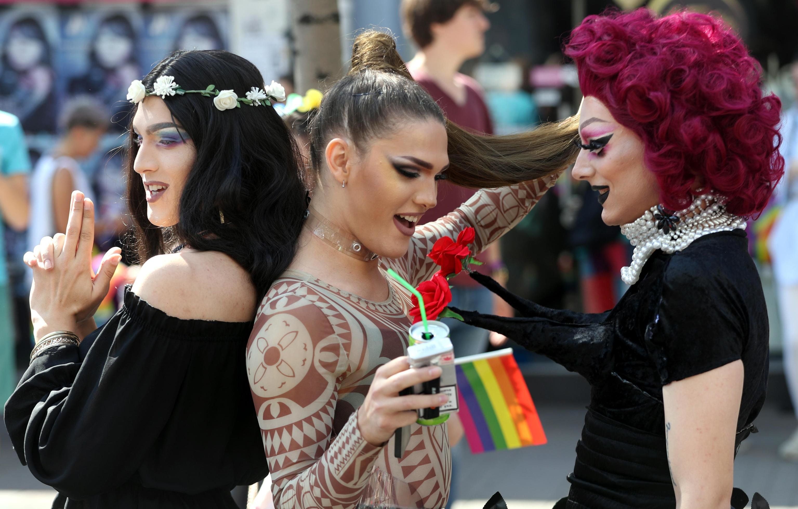 Anatemi su un gioco: i trans pretendono una vita senza filtri