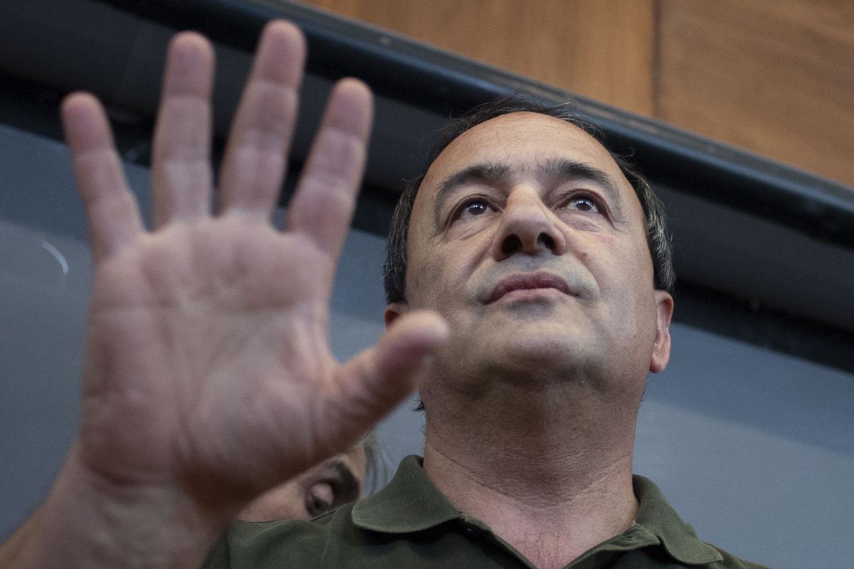 «Residenza illegale ai clandestini». Rischia il processo l’erede di Lucano