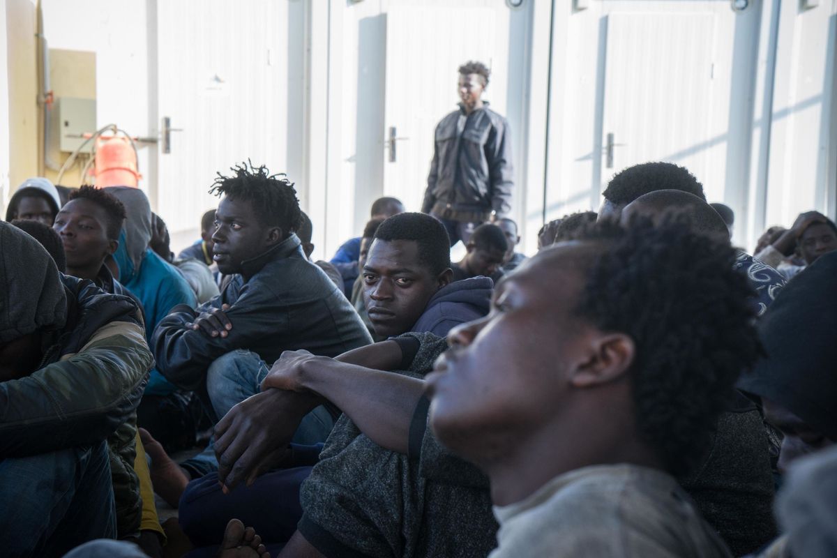 Chi è in attesa di espulsione va rinchiuso o spedito su un’isola