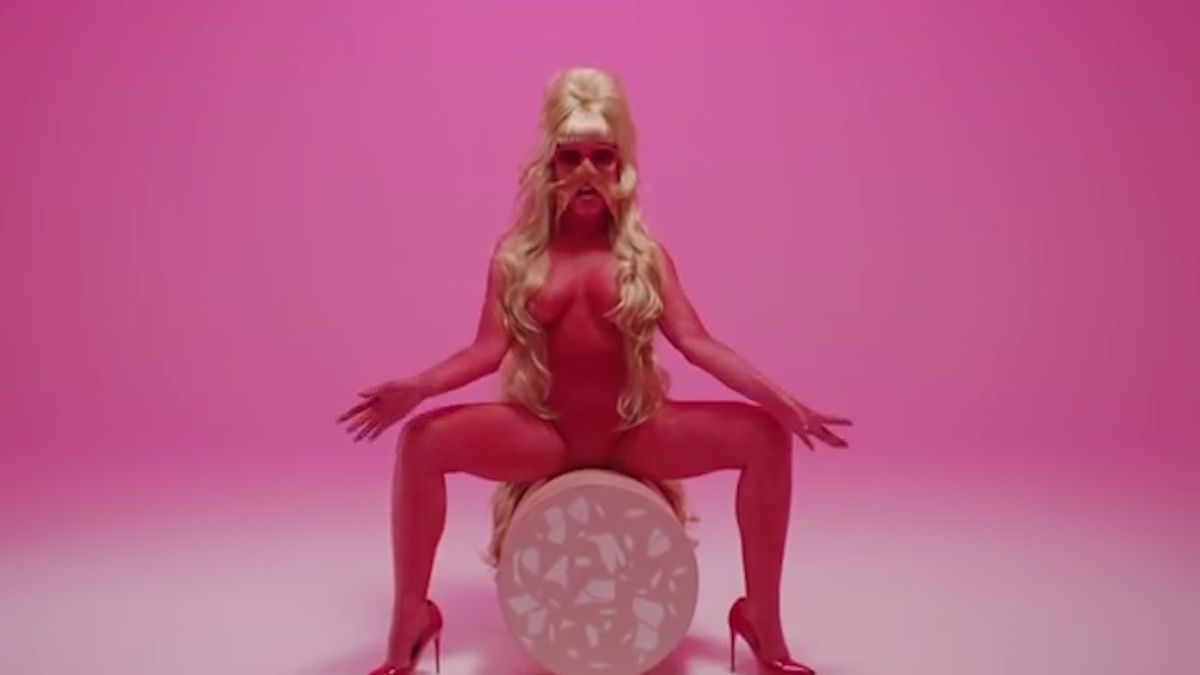 Myss Keta: «Porto una maschera per dire la verità. Così salvo me stessa»