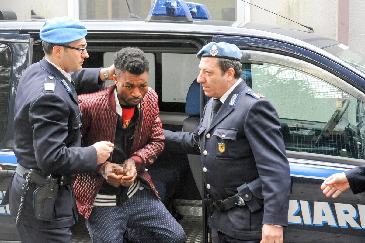 La teste: «C’erano due neri con Pamela»