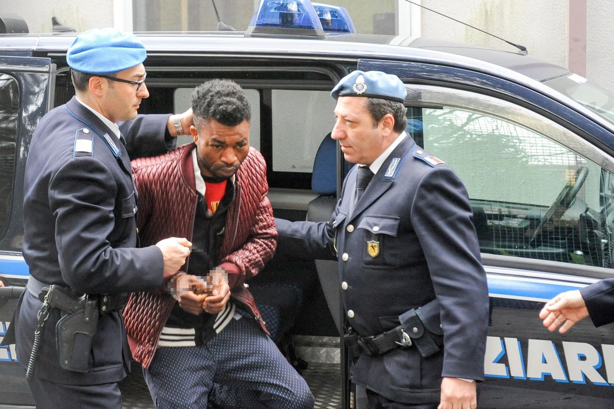 La teste: «C’erano due neri con Pamela»