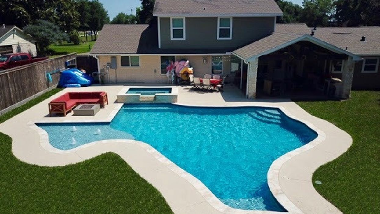 This family put in a Texas-shaped pool to showcase their state pride