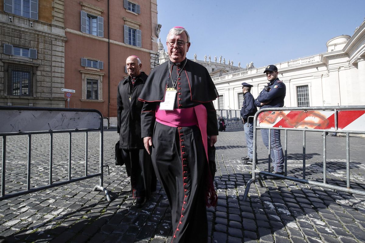 Adesso pure il vescovo di Juncker scomunica il leader del Carroccio