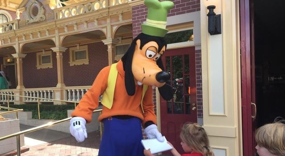 Walt Disney Goofy Cartoon Porn - Guy who played Goofy at Disneyland shares the most heartbreakingly  beautiful story we've ever heard. - Upworthy