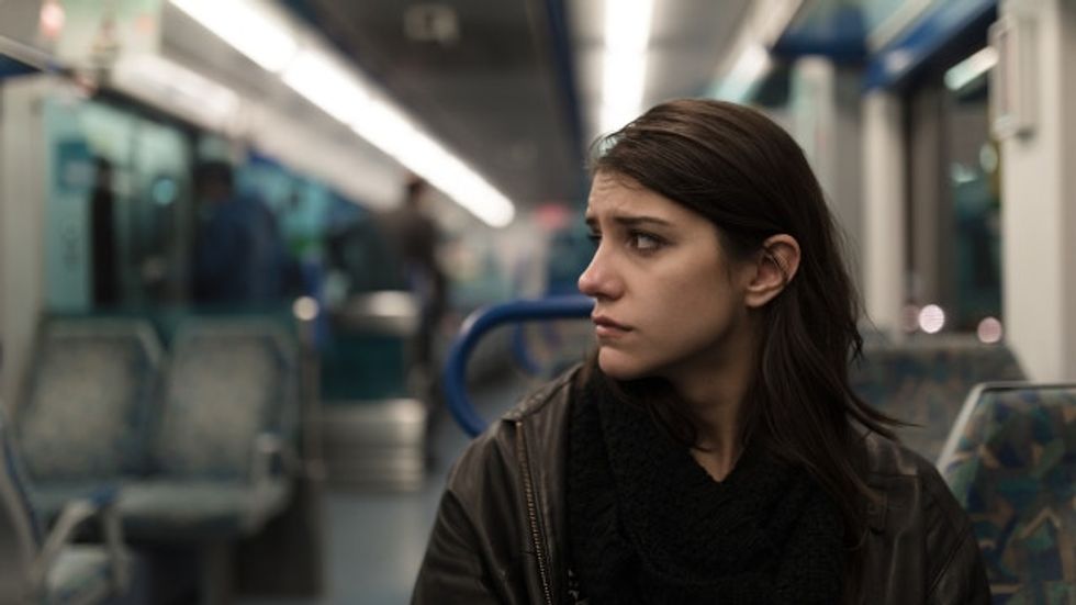 Woman's viral thread about a stranger on the train asking her for help is a must-read.