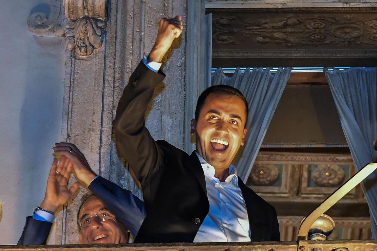 Di Maio  mette il governo
 in mano a 50.000 grillini