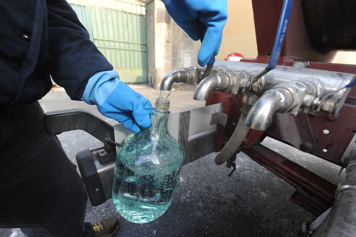 I tubi fanno acqua, chi li gestisce fa i milioni