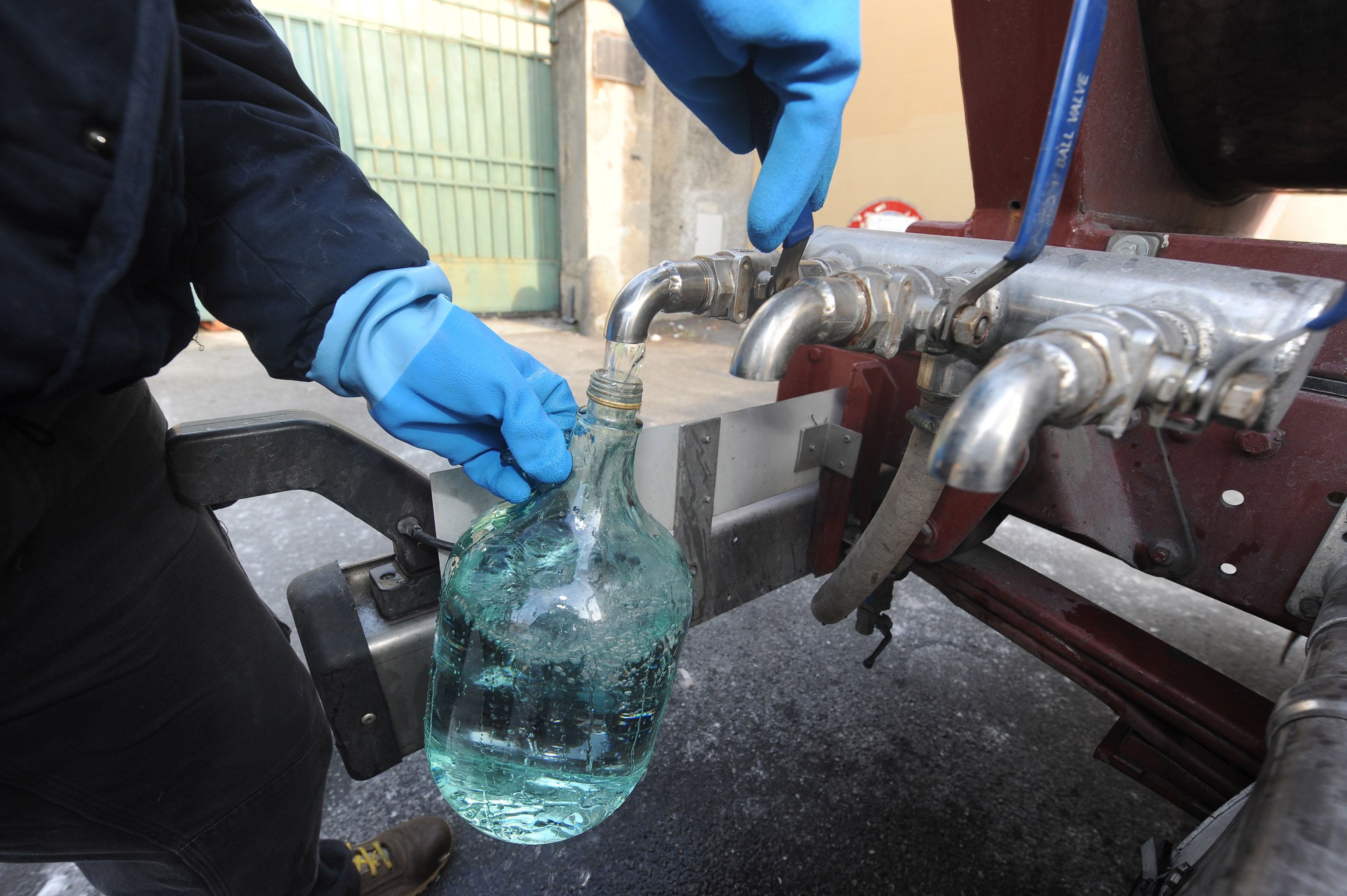I tubi fanno acqua, chi li gestisce fa i milioni
