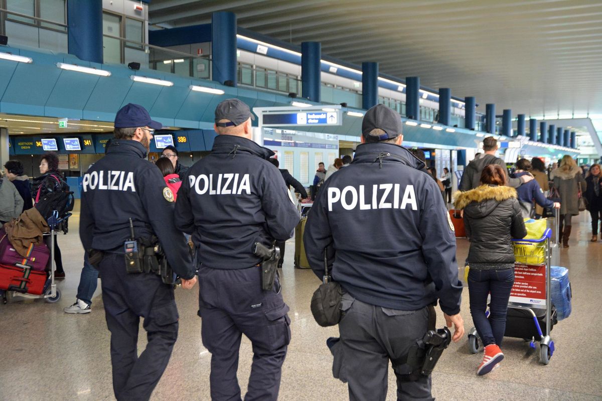 Poliziotti nel mirino: sette al giorno aggrediti da stranieri irregolari