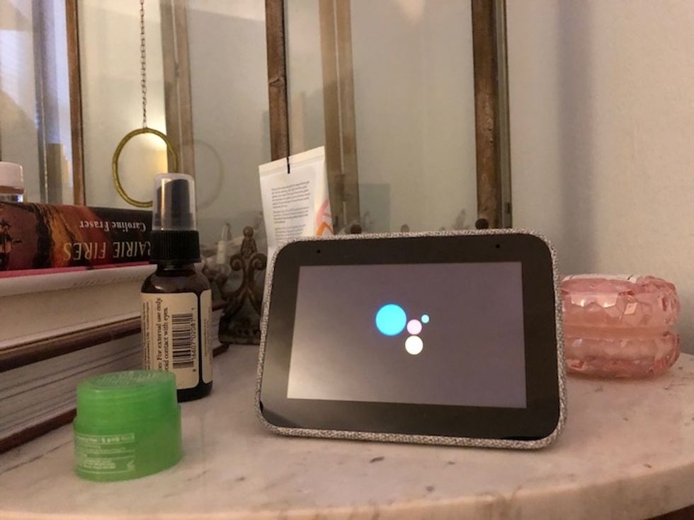 You can set an alarm just by calling up Google Assistant on the Lenovo Smart Clock