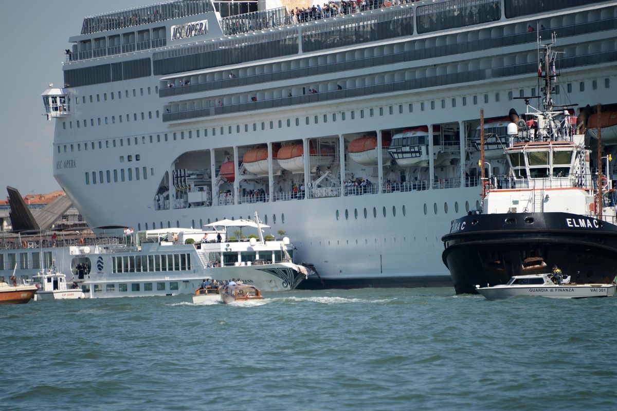 Approfittando dello scontro tra navi vogliono chiudere Venezia ai turisti