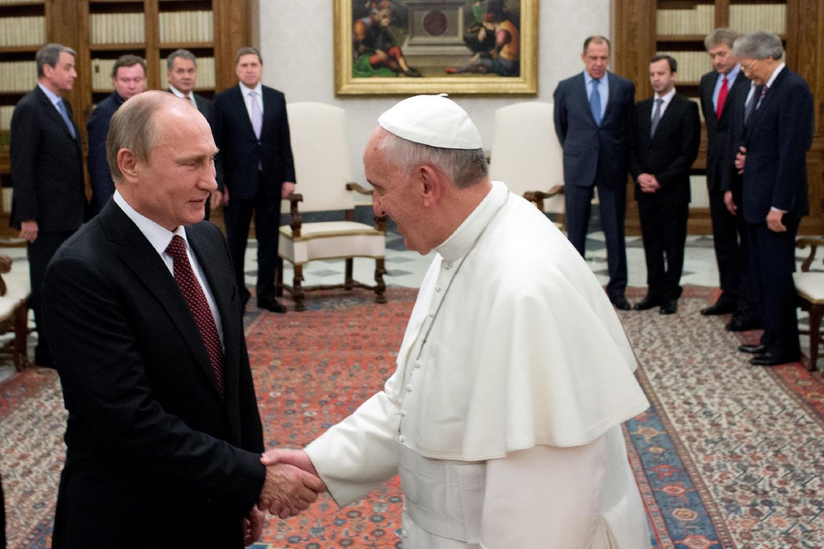 Putin pronto a incontrare il Papa e a fare da paciere fra lui e Trump