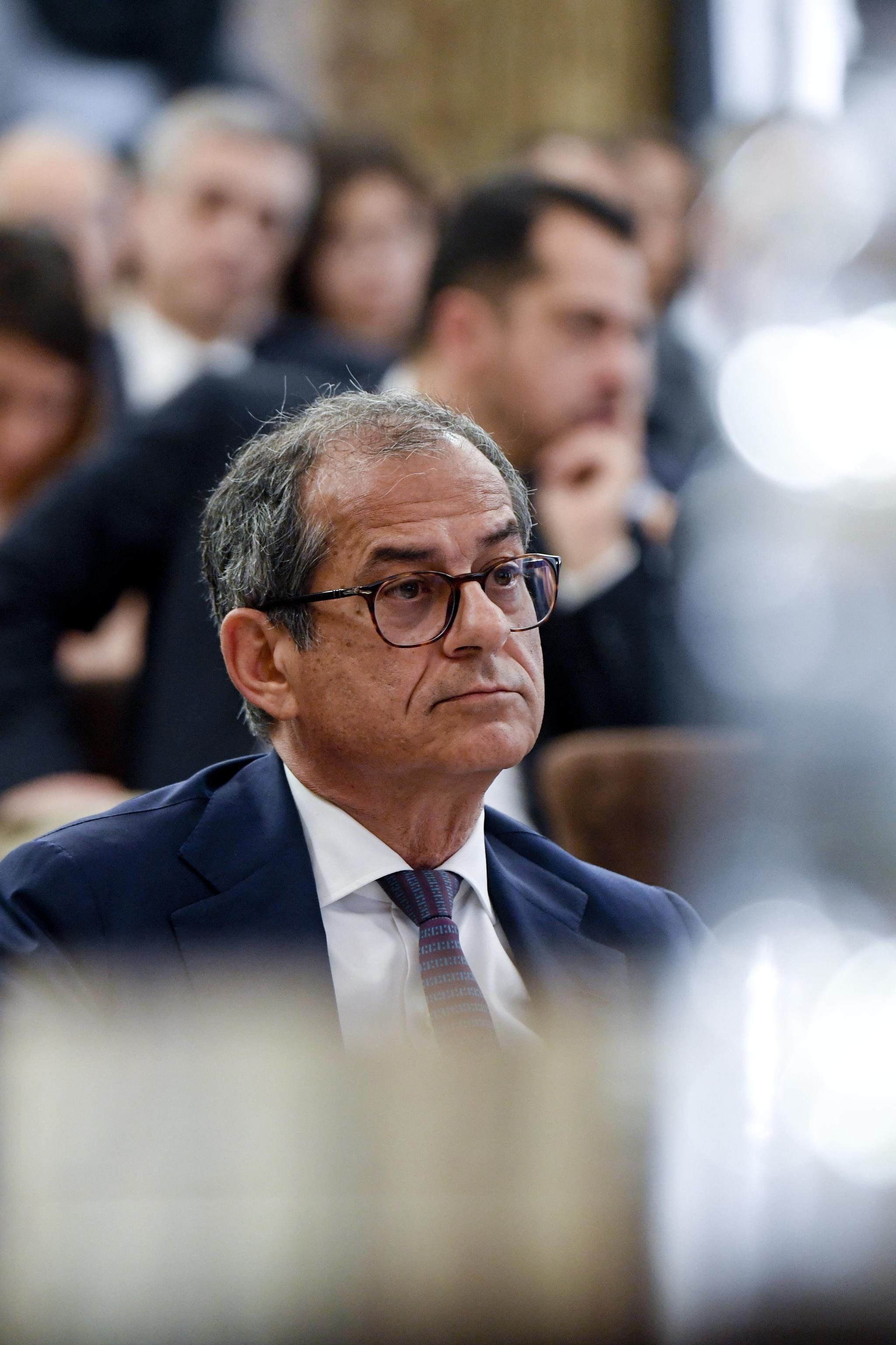 Pure Tria boccia i minibot ma sono scritti nel contratto. E M5s e Lega lo bastonano