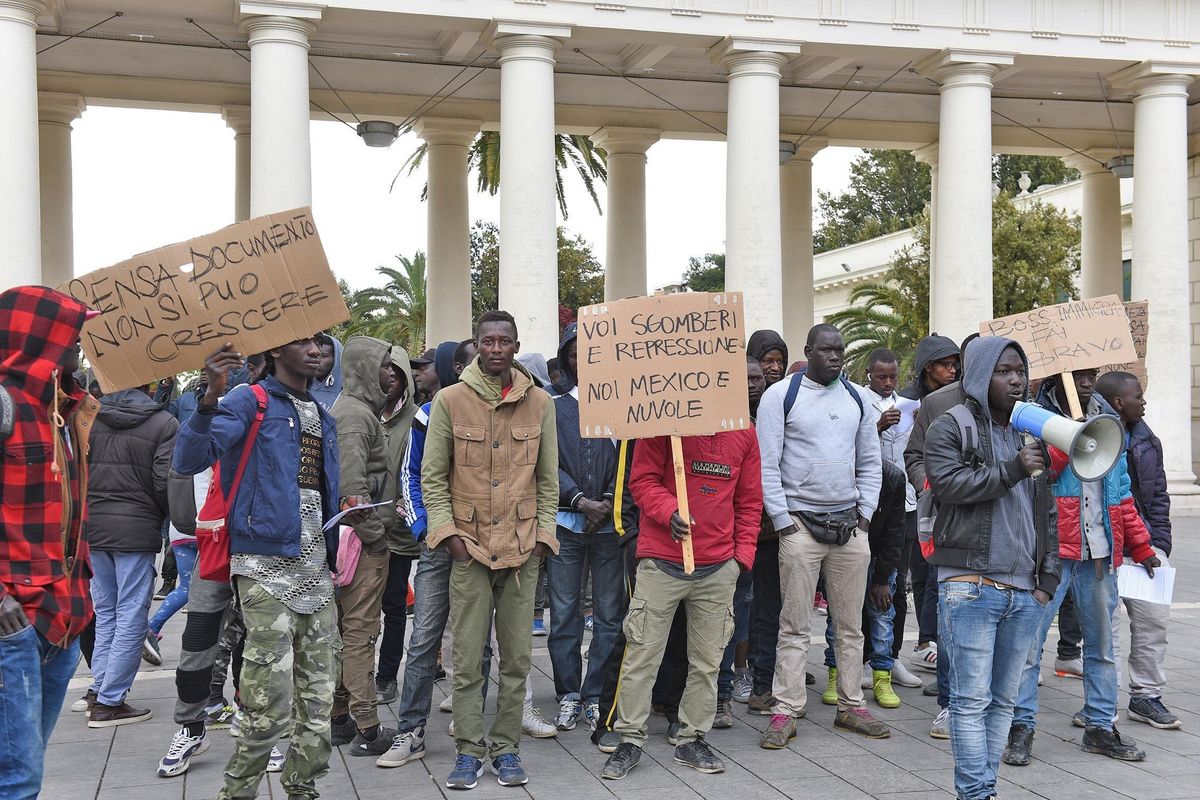 Schiavi delle Coop. Prendono milioni dai Comuni ma sottopagano i dipendenti