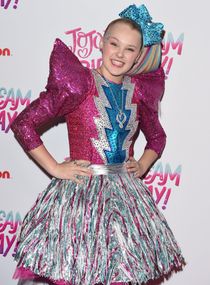 JoJo Siwa Issues Statement After Her Claire's Makeup Set Was Recalled Over  Asbestos Concerns