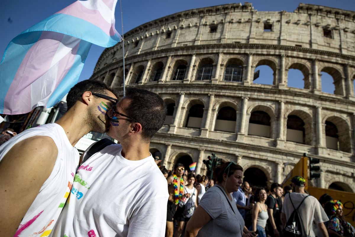 Il gay pride inneggia alla rivolta omo contro madre e padre sui documenti