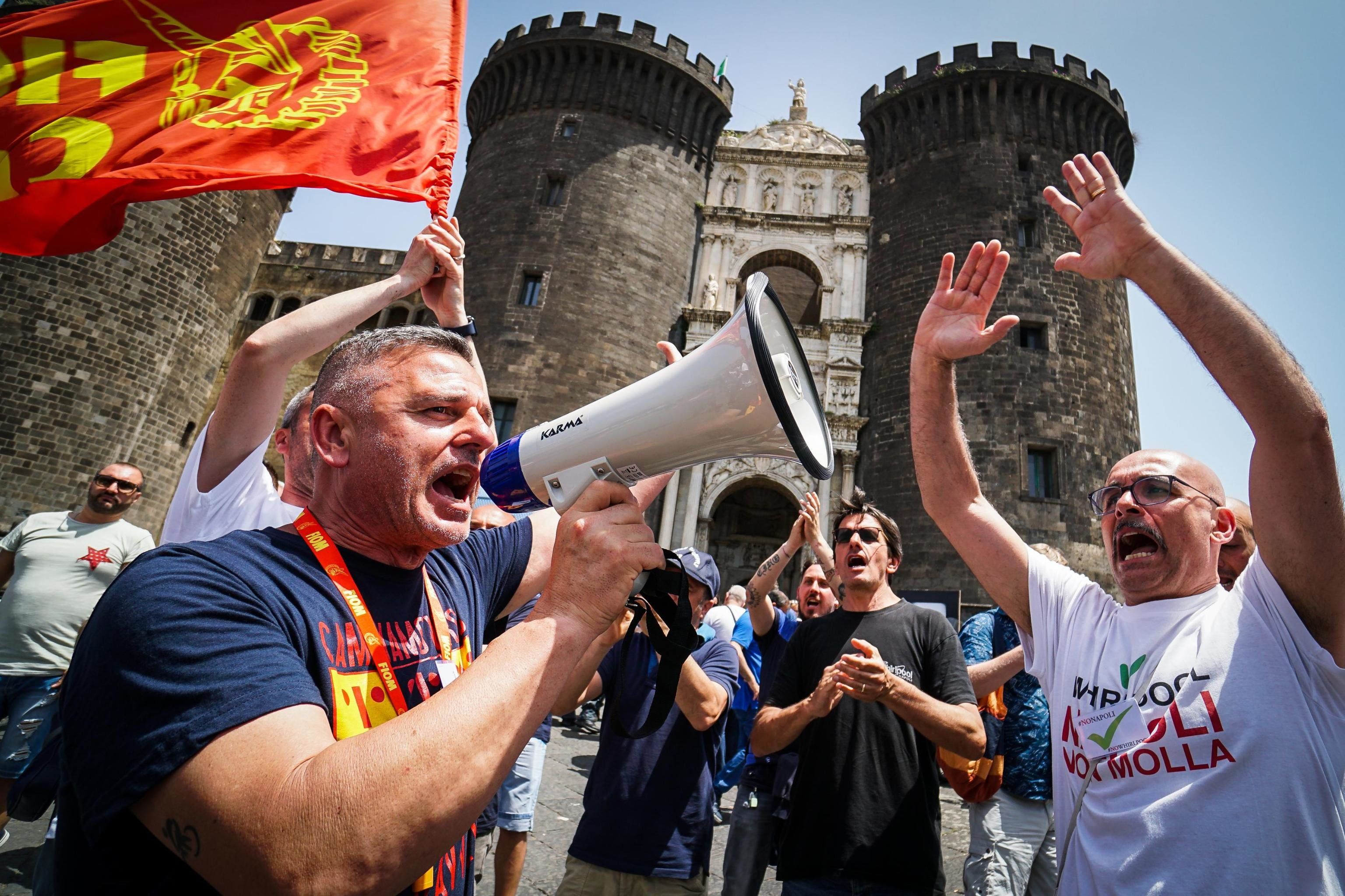 Di Maio: «Via i fondi a Whirlpool». E l’azienda ingrana la retromarcia