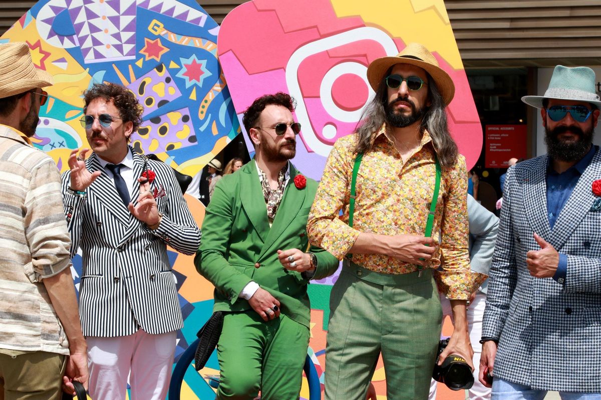 Parka al posto del blazer e abiti che definiscono i pettorali.
Al Pitti si mescola tutto, ma con stile