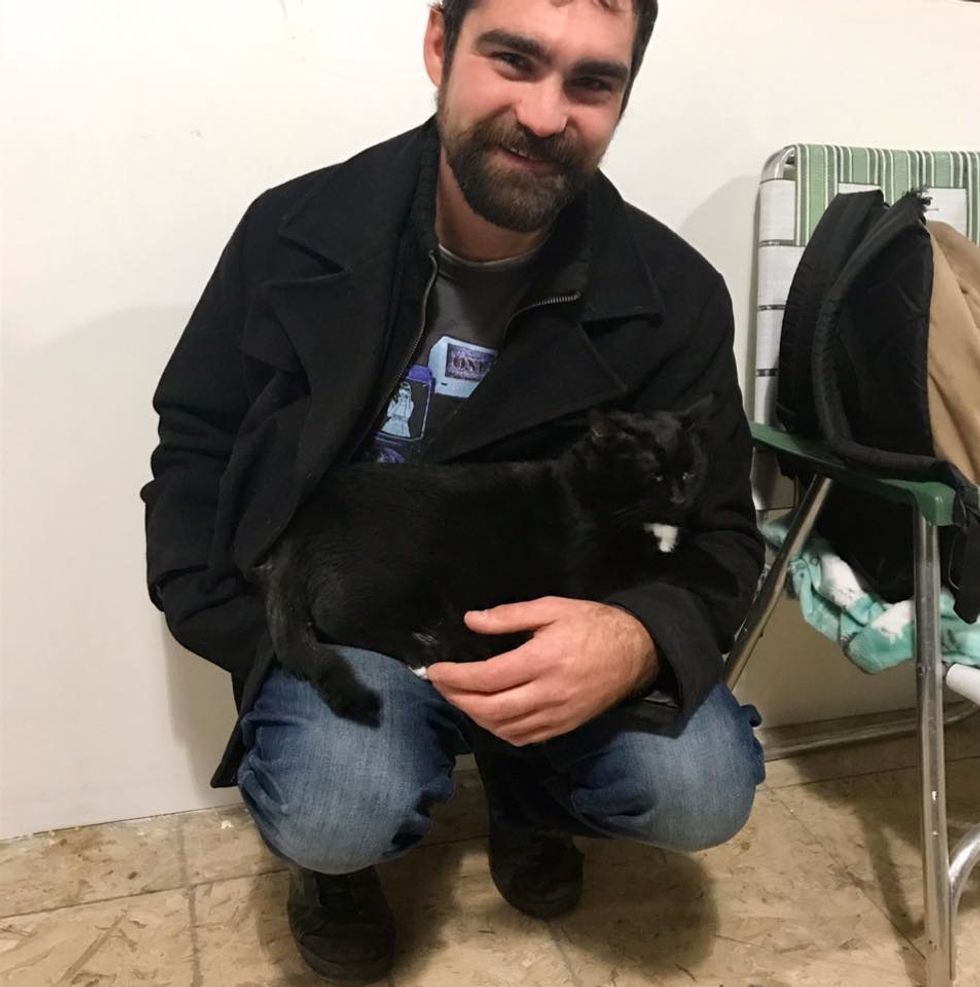 Man Who Wasn’t a Cat Guy Until He Started Volunteering, Finds a Kitty ...