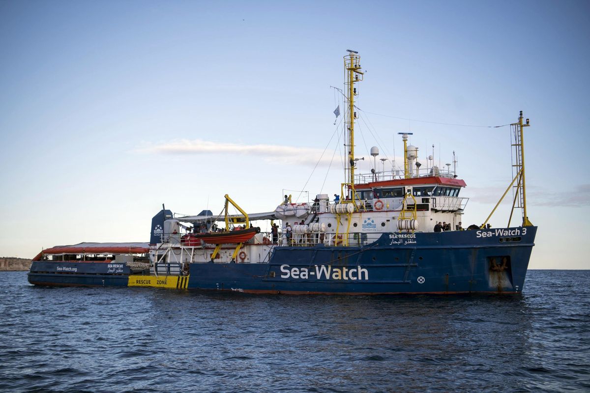 I tassisti del mare sfidano la legge e puntano sull’Italia