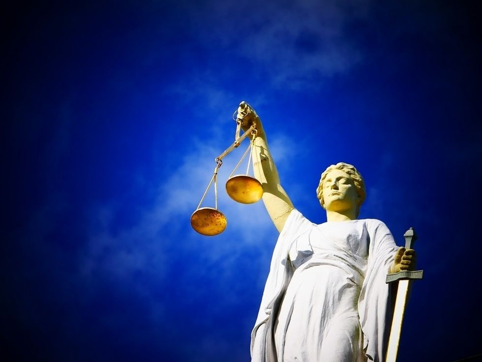 https://pixabay.com/illustrations/justice-right-case-law-court-2071539/