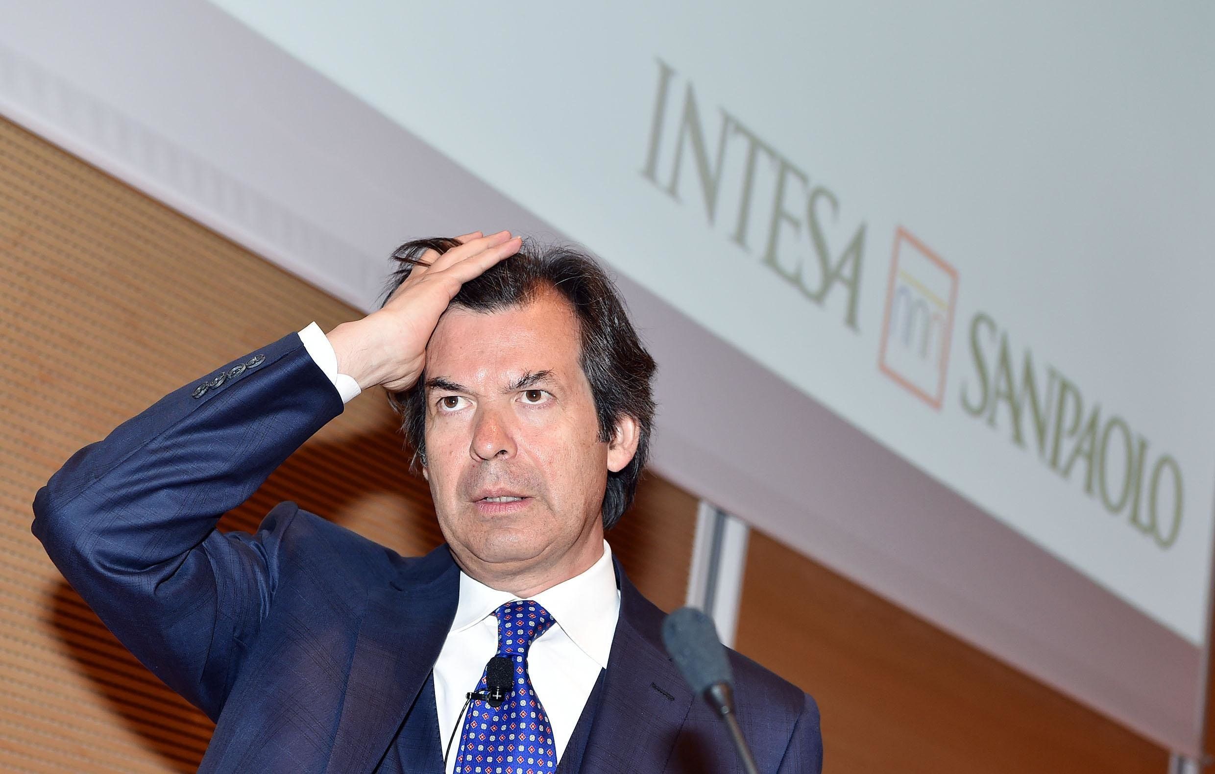 L’assist di Intesa per i gialloblù. Piano taglia debito da 200 miliardi