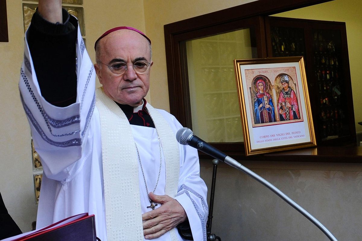 Papa Francesco difende gli immigrati e torna a sparare sull’ex nunzio Viganò