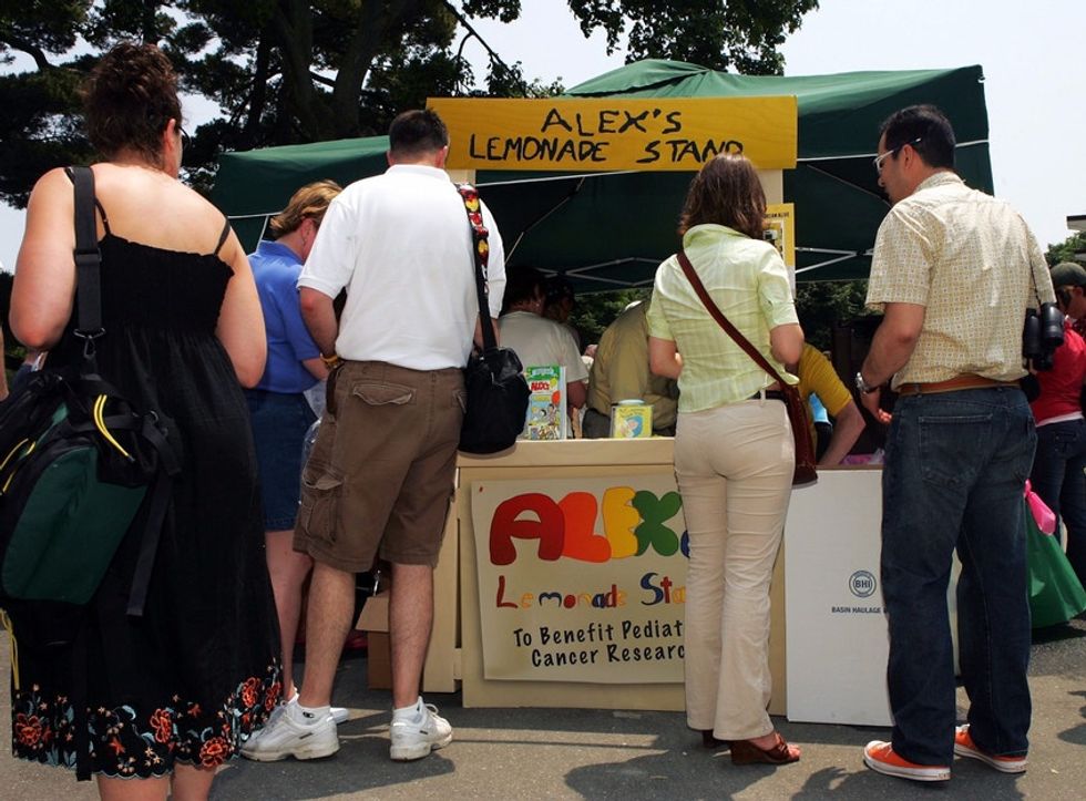 A Boston bus driver surprised passengers with an unscheduled stop — for lemonade.