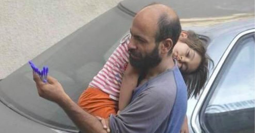 People were struck by a photo of this single dad. So they found him and gave him $191,000.