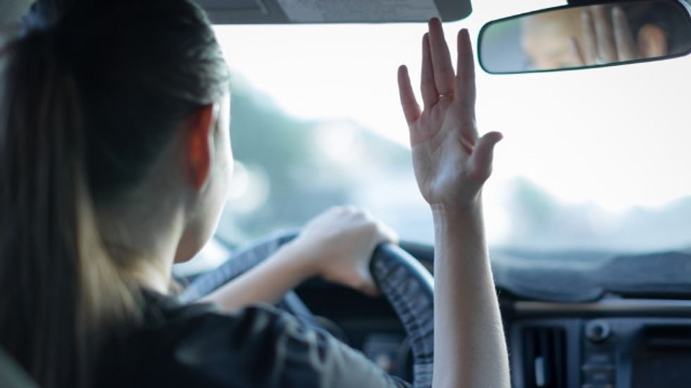This mom utterly lost her sh*t over the school drop off line — and other parents are loving it.
