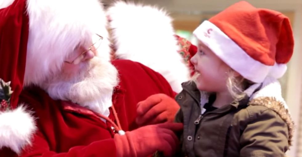 This Santa doing sign language for 40 seconds will melt your heart in the best way.