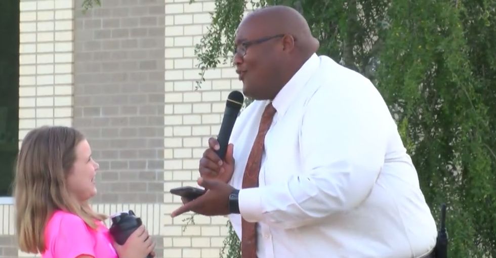 This assistant principal who sings and dances during school drop-off every morning wins life.