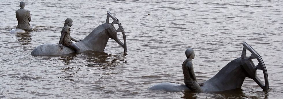 Amazing before-and-after photos of a sculpture you can only see in full at low tide.
