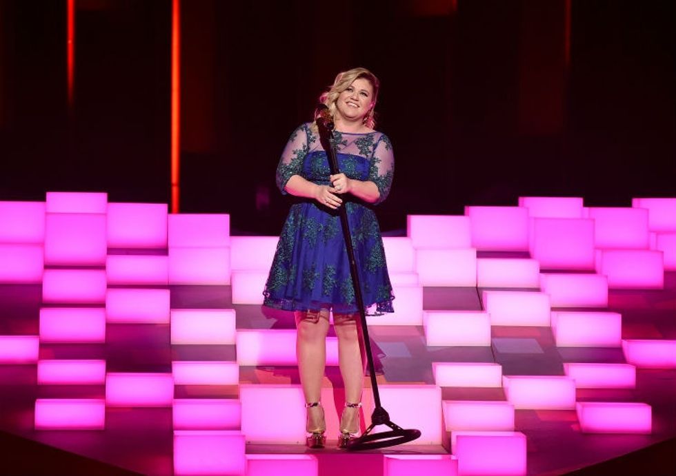 Kelly Clarkson responded brilliantly to a fat-shamer with 4 words — and 1 emoji.