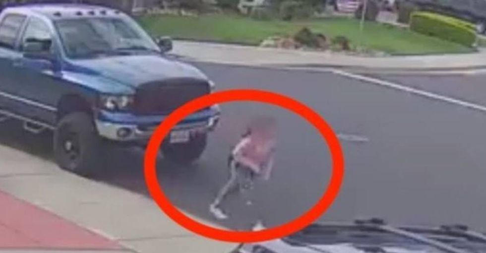 Chilling video shows a clever teen eluding a creepy guy following her in a car.