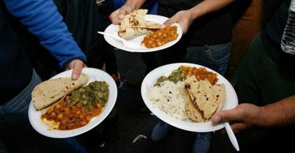 Sikh Americans are giving free food to thousands of workers affected by the government shutdown.