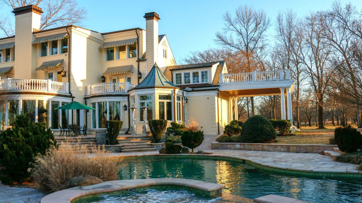 You can rent Reba’s former lakefront mansion and you won’t believe the multi-story closet