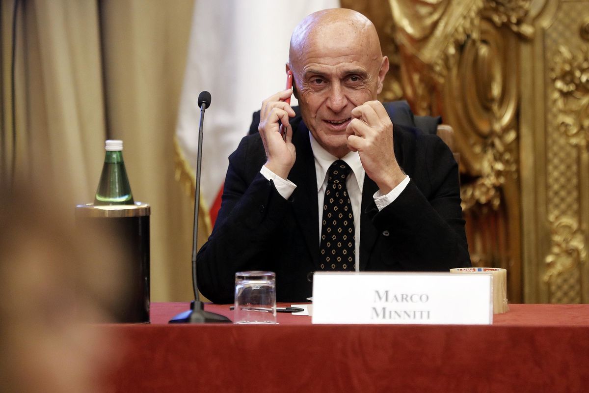 Sugli aerei di Minniti i giornali che ora accusano Salvini