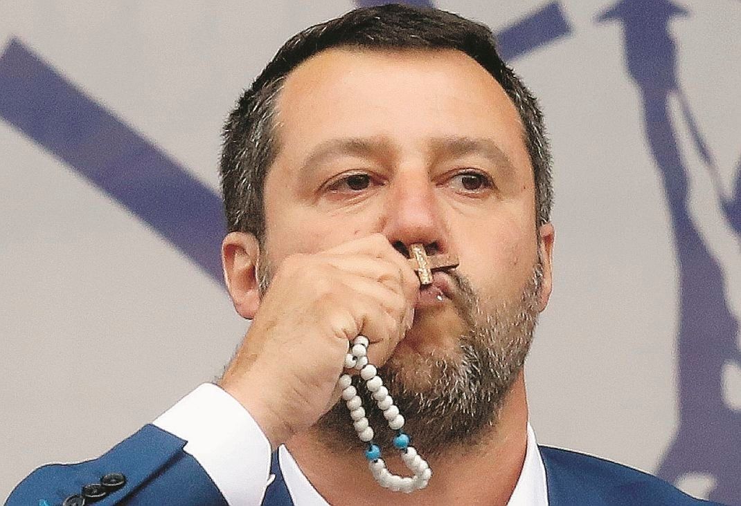 Basta che Salvini baci un rosario e il clero pro immigrati s’indiavola