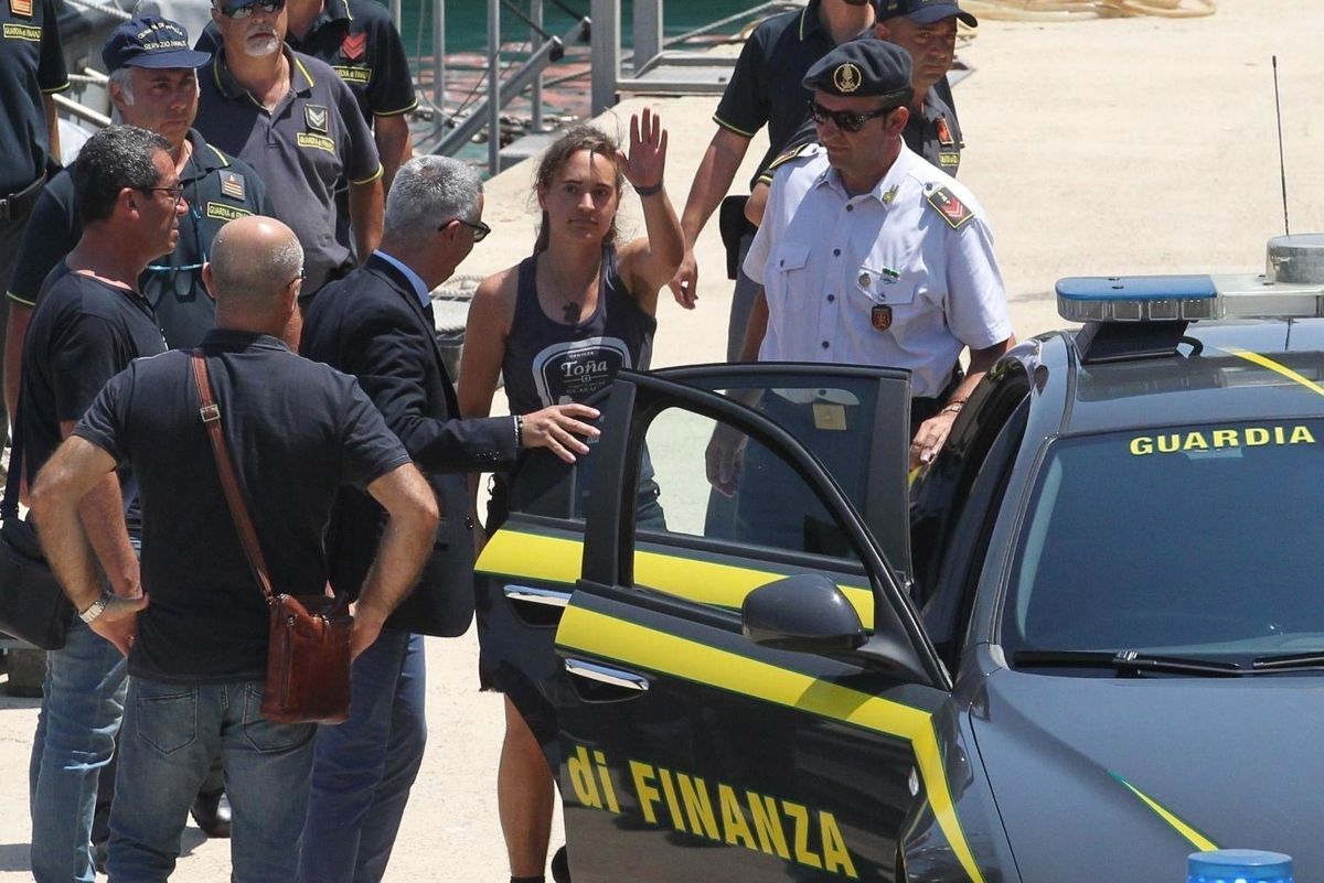 La Capitana non può essere espulsa. Ira di Salvini: «Basta politica dai giudici»