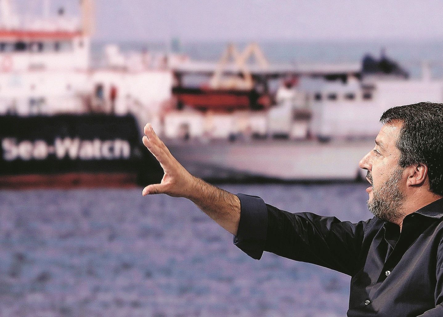 Ne portano altri. Salvini: «Andate in Tunisia»