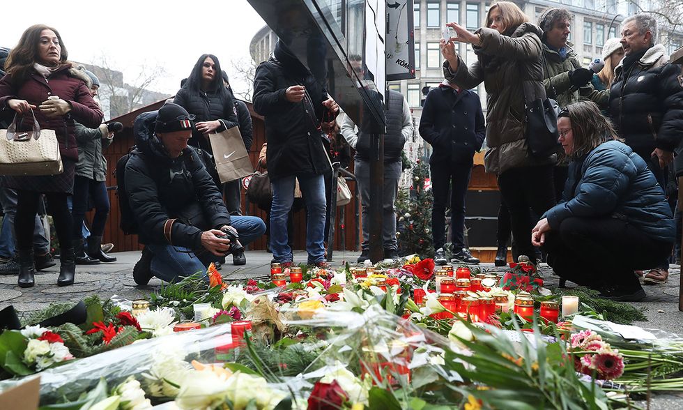 Berlino, lutto per la strage al mercato di Natale